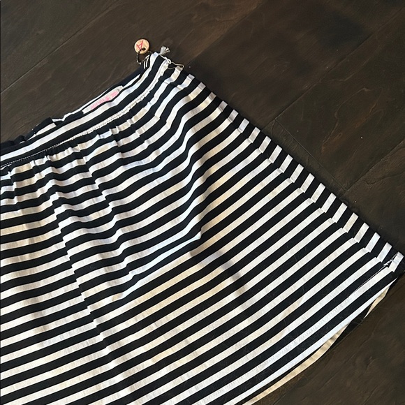 Ardene (M) Black and White Striped Skirt that has a stretchy but firm fit! - Picture 5 of 5